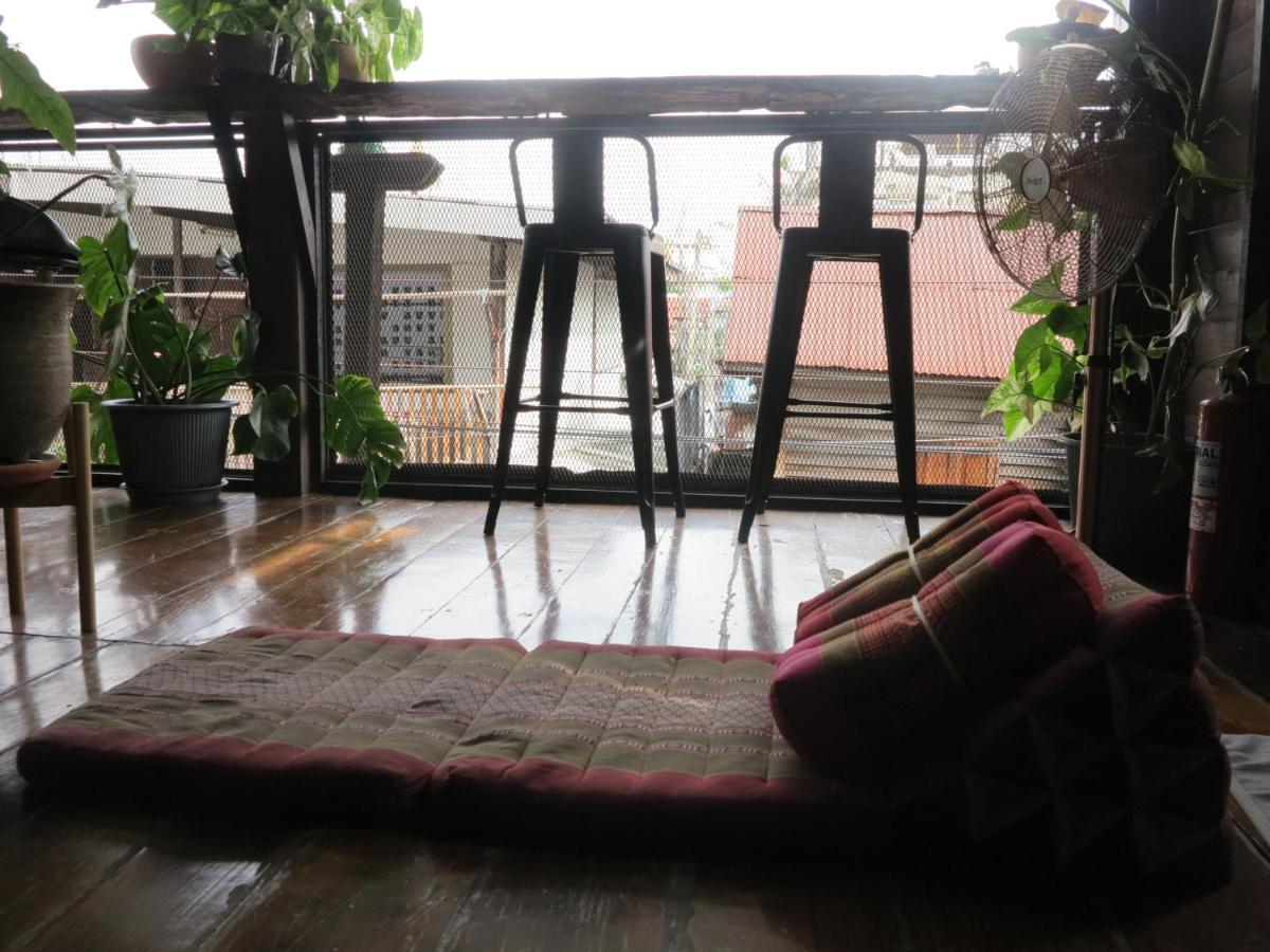 Non House Bangkok บ้านนอนโฮสเทล Bagian luar foto